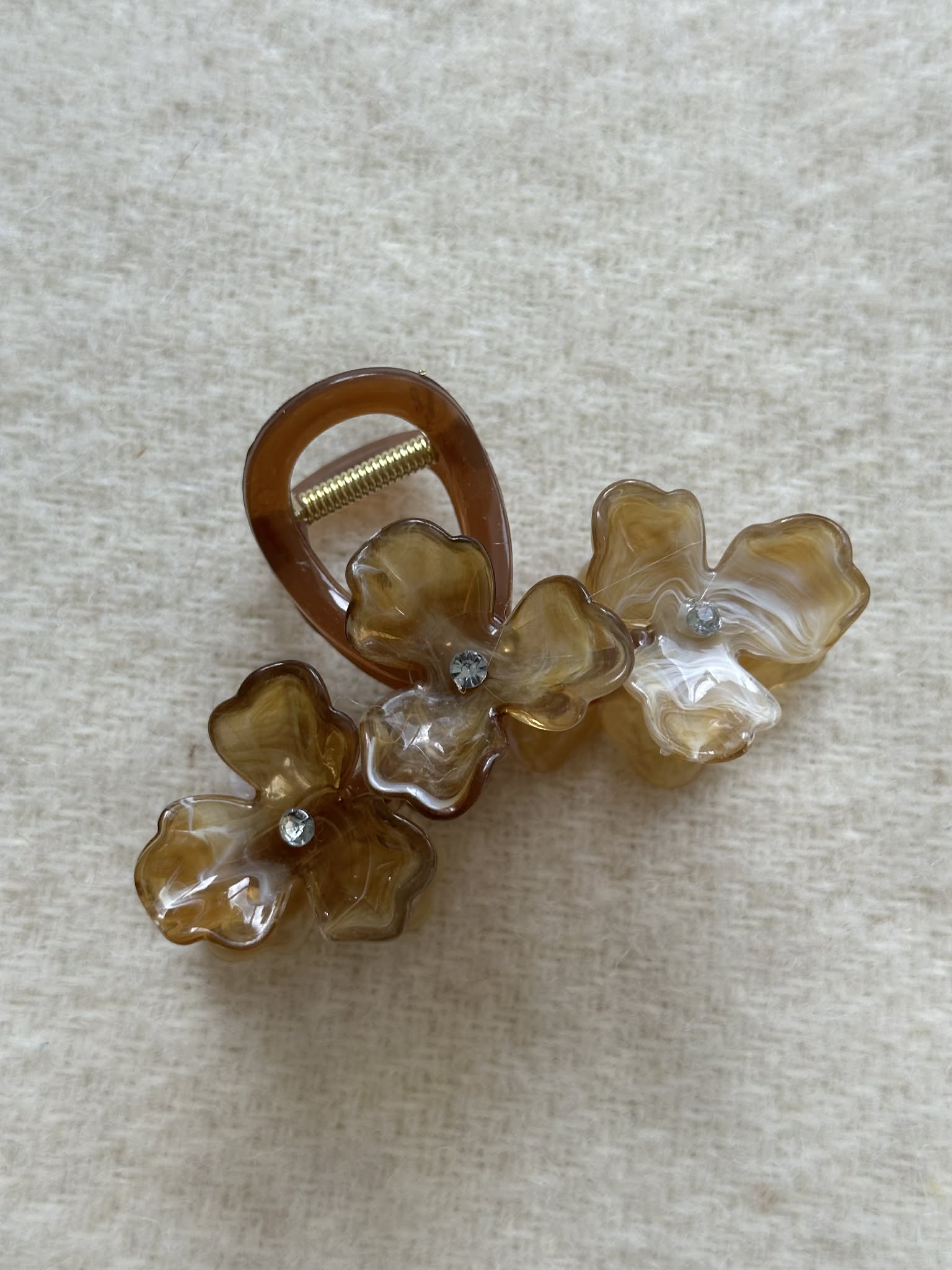 Hårklype med blomster