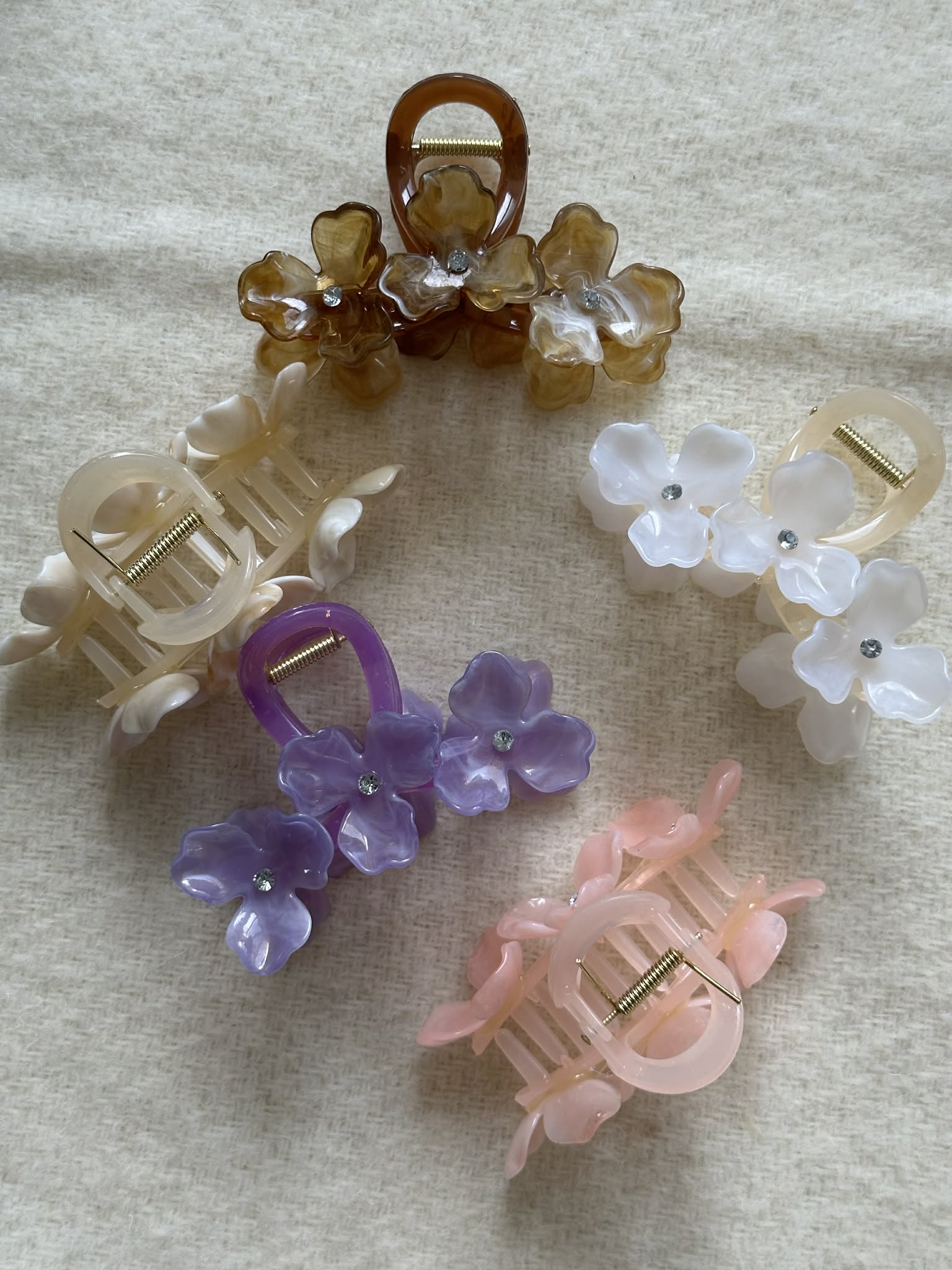 Hårklype med blomster